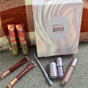 Wicked for Good Makeup Set REM beauty